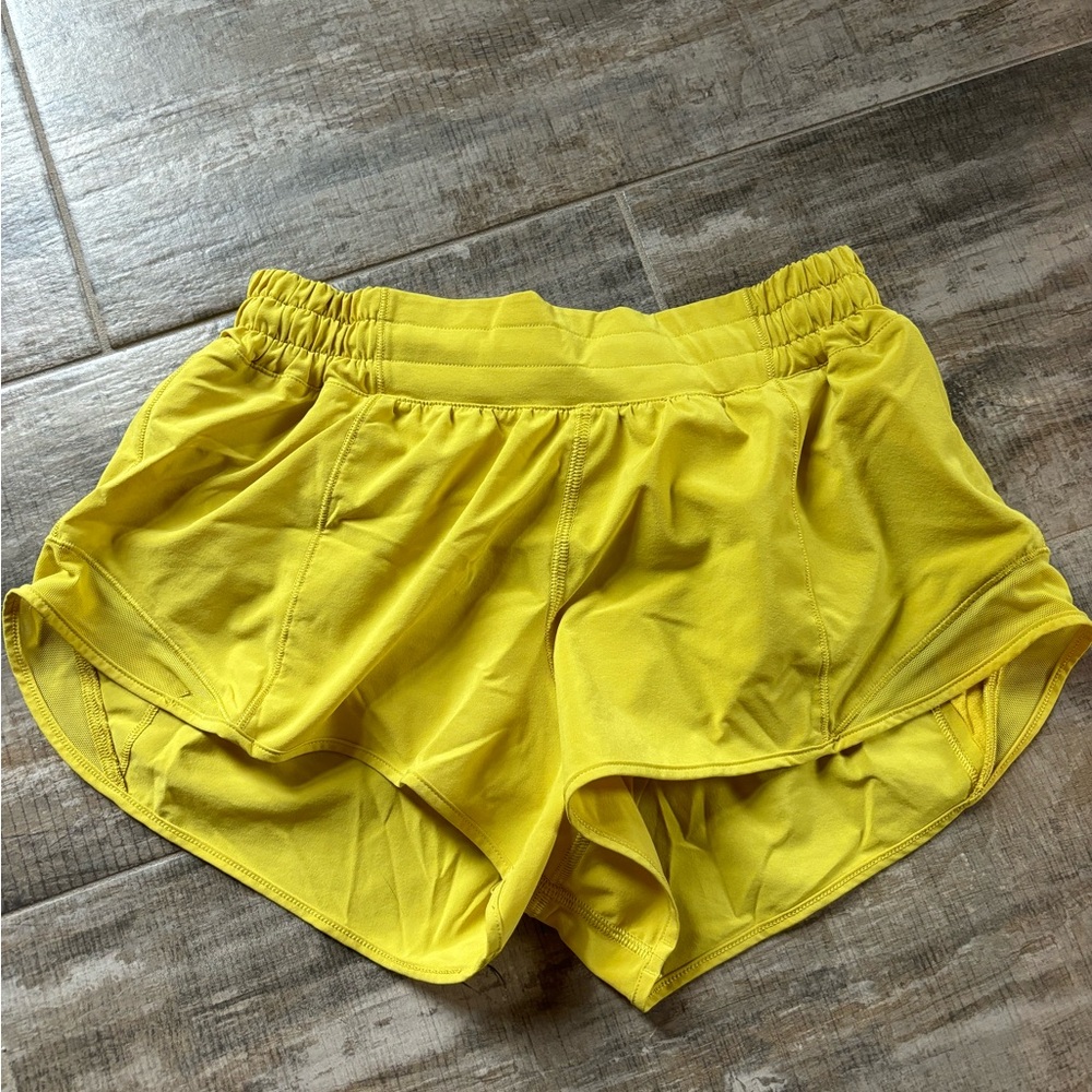 Lululemon Low Rise Hotty Hot Shorts 2.5 Inch